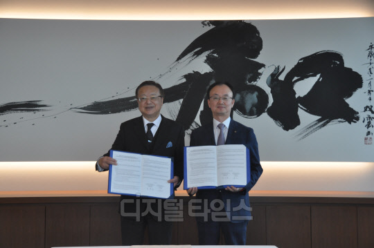 산업은행 임맹호 부행장(오른쪽)이 25일 일본 도쿄에서 인수합병(M&A) 전문 중개기관인 니혼 M&A 센터(Nihon M&A Center) 공동협력 양해각서(MOU)를 체결했다. 산업은행 제공